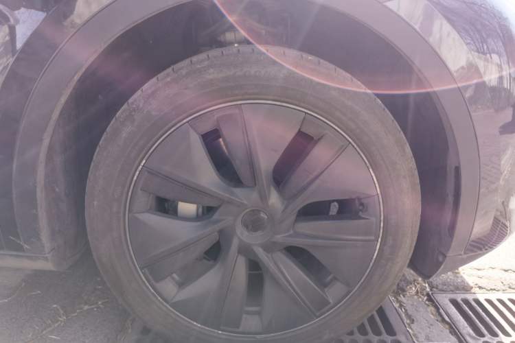 Used Tesla Model Y 2024 Rear-Wheel-Drive Version Right Front Wheel Hub