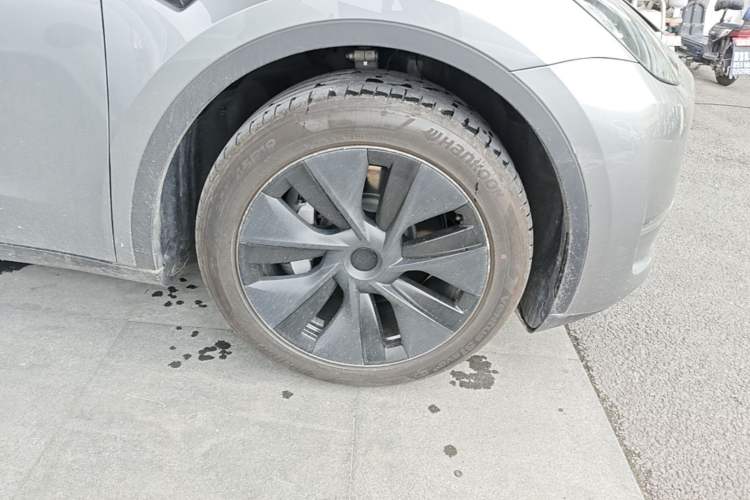 Used Tesla Model Y 2024 Long-Range All-Wheel-Drive Version Right Front Wheel Hub