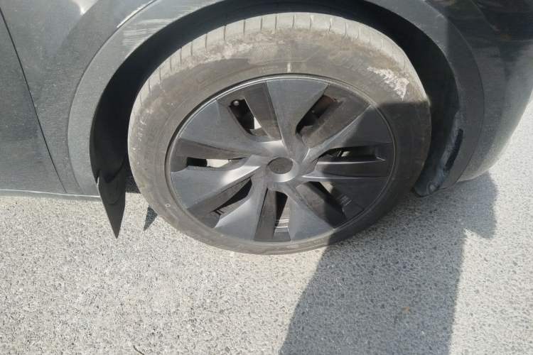 Used Tesla Model Y 2024 Long-Range All-Wheel-Drive Version Right Front Wheel Hub