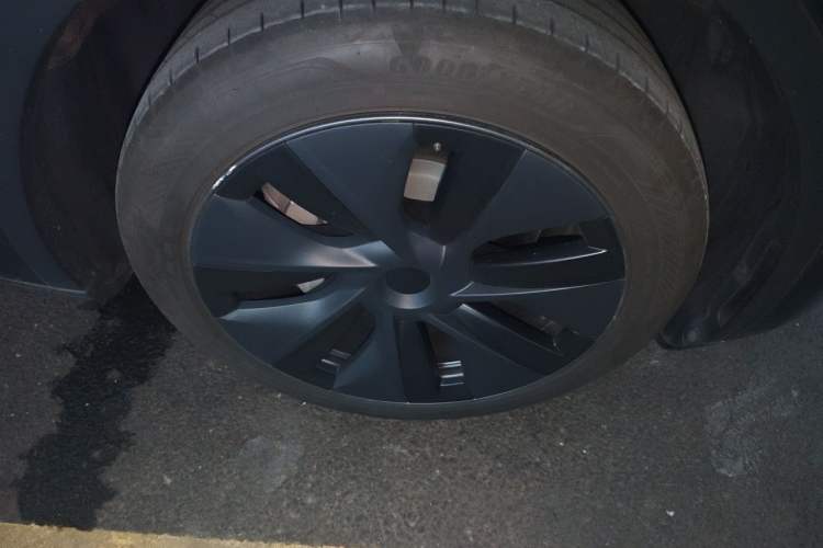 Used Tesla Model Y 2024 Rear-Wheel-Drive Version Right Front Wheel Hub
