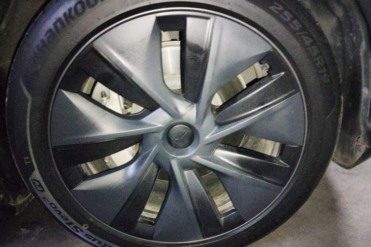 Used Tesla Model Y 2024 Long-Range All-Wheel-Drive Version Right Front Wheel Hub