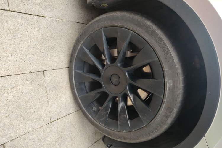 Used Tesla Model Y 2024 Rear-Wheel-Drive Version Right Front Wheel Hub