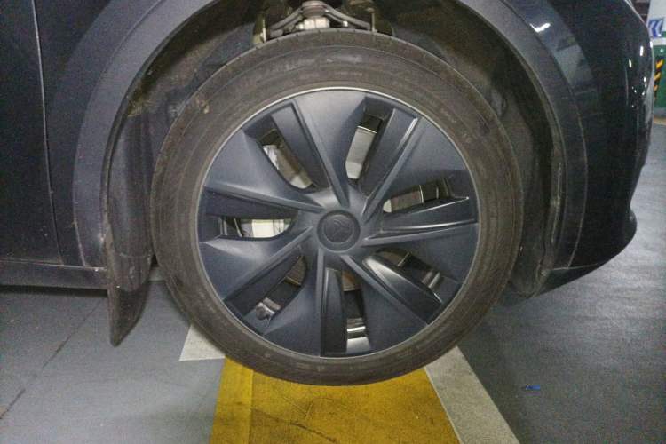 Used Tesla Model Y 2024 Rear-Wheel-Drive Version Right Front Wheel Hub