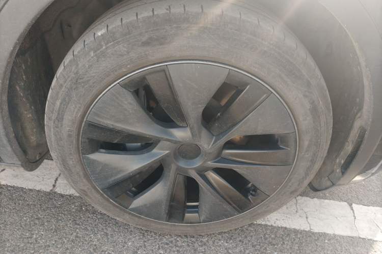 Used Tesla Model Y 2024 Rear-Wheel-Drive Version Right Front Wheel Hub