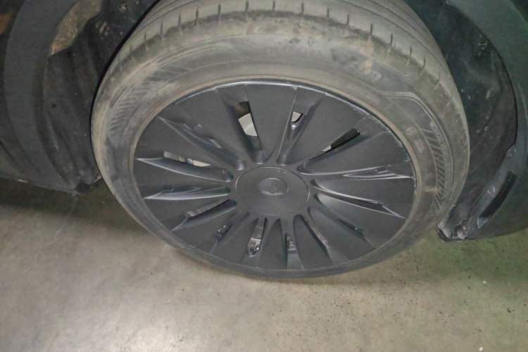 Used Tesla Model Y 2024 Rear-Wheel-Drive Version Right Front Wheel Hub