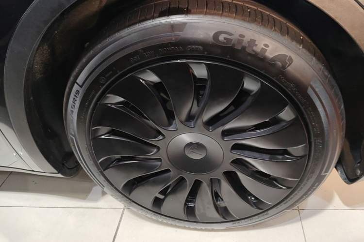 Used Tesla Model Y 2024 Rear-Wheel-Drive Version Right Front Wheel Hub