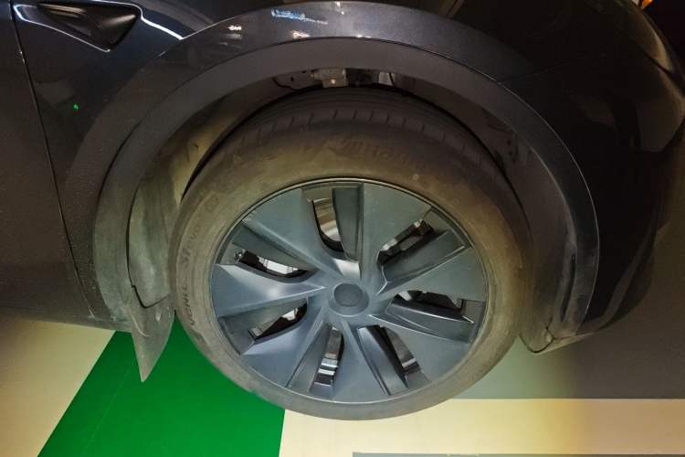 Used Tesla Model Y 2024 Long-Range All-Wheel-Drive Version Right Front Wheel Hub