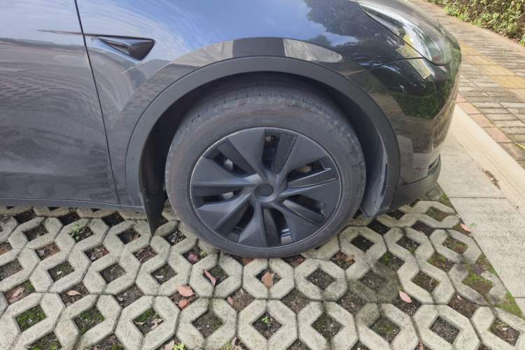 Used Tesla Model Y 2024 Rear-Wheel-Drive Version Right Front Wheel Hub