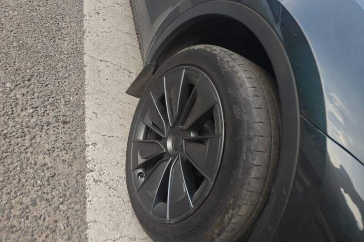 Used Tesla Model Y 2024 Rear-Wheel-Drive Version Right Front Wheel Hub