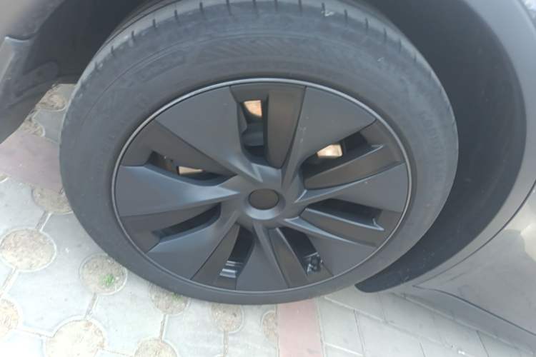 Used Tesla Model Y 2024 Rear-Wheel-Drive Version Right Front Wheel Hub