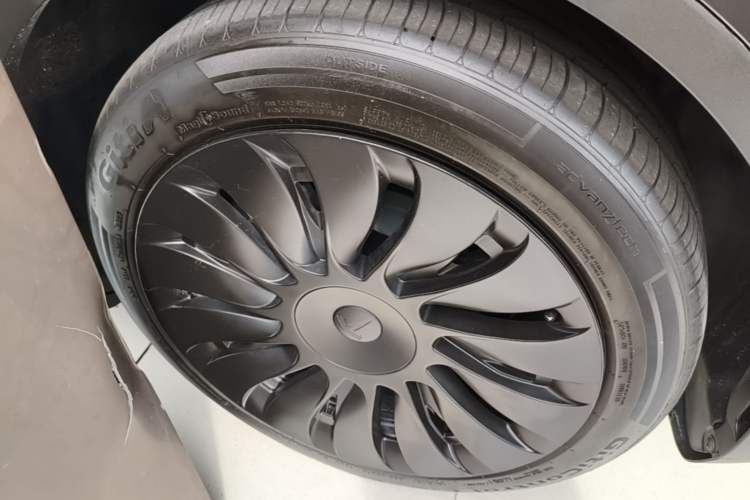Used Tesla Model Y 2024 Rear-Wheel-Drive Version Right Front Wheel Hub