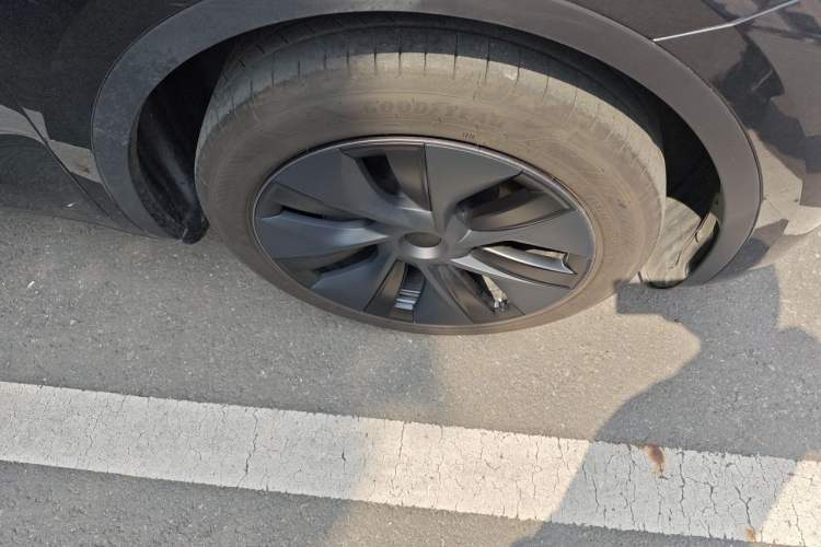 Used Tesla Model Y 2024 Rear-Wheel-Drive Version Right Front Wheel Hub