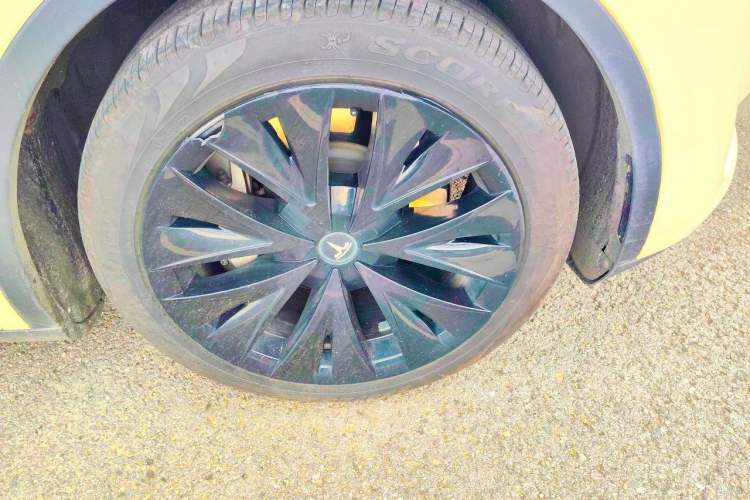 Used Tesla Model Y 2024 Long-Range All-Wheel-Drive Version Right Front Wheel Hub