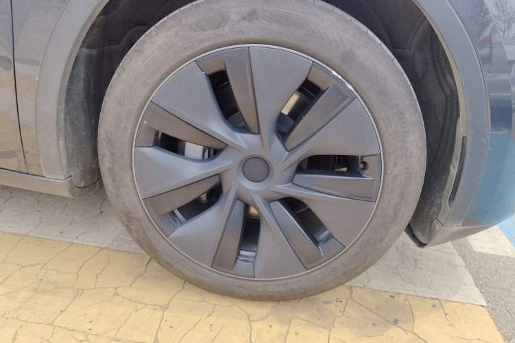 Used Tesla Model Y 2024 Rear-Wheel-Drive Version Right Front Wheel Hub