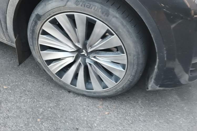 Used Tesla Model Y 2024 Long-Range All-Wheel-Drive Version Right Front Wheel Hub