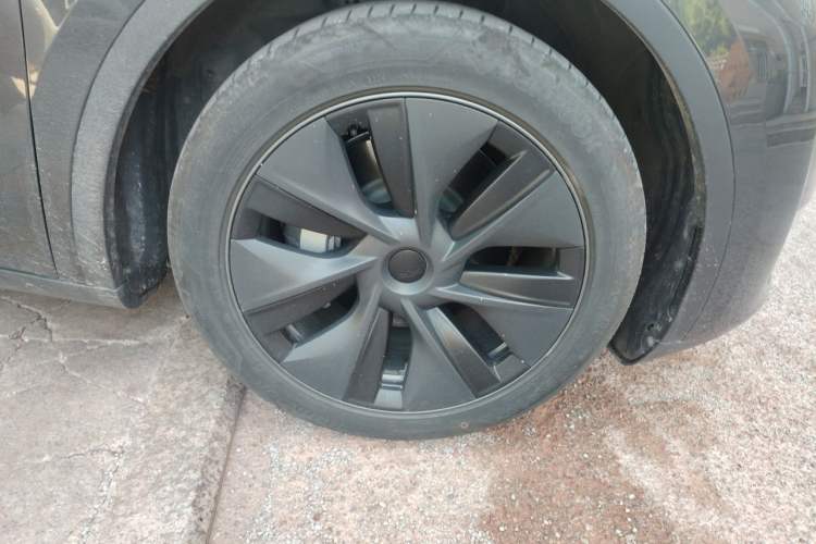 Used Tesla Model Y 2024 Long-Range All-Wheel-Drive Version Right Front Wheel Hub