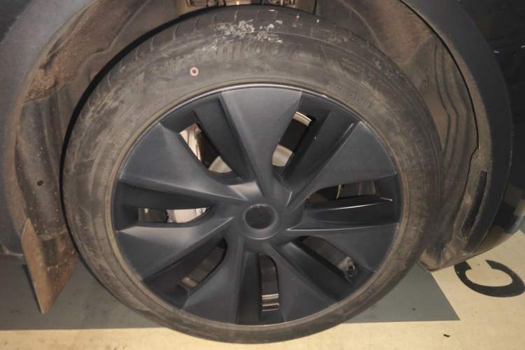 Used Tesla Model Y 2024 Long-Range All-Wheel-Drive Version Right Front Wheel Hub