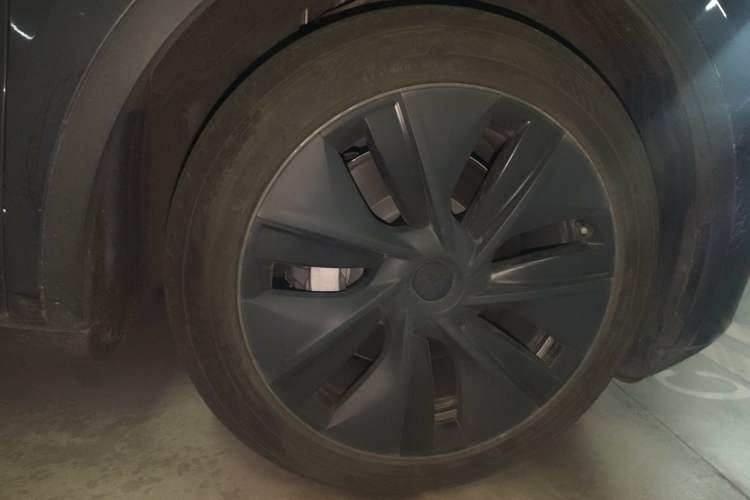 Used Tesla Model Y 2024 Rear-Wheel-Drive Version Right Front Wheel Hub