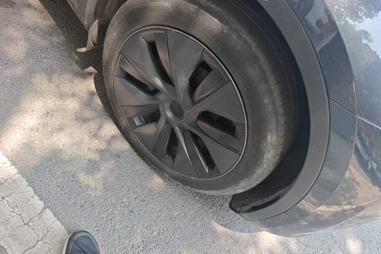 Used Tesla Model Y 2024 Rear-Wheel-Drive Version Right Front Wheel Hub