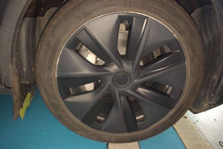 Used Tesla Model Y 2024 Rear-Wheel-Drive Version Right Front Wheel Hub