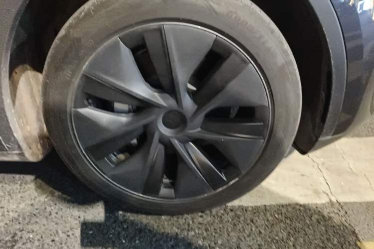 Used Tesla Model Y 2024 Rear-Wheel-Drive Version Right Front Wheel Hub