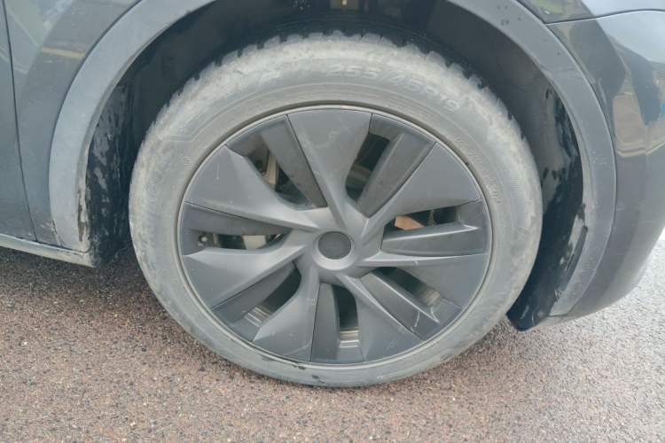 Used Tesla Model Y 2024 Long-Range All-Wheel-Drive Version Right Front Wheel Hub