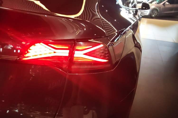 Used Tesla Model Y 2024 Rear-Wheel-Drive Version Right Rear Taillight