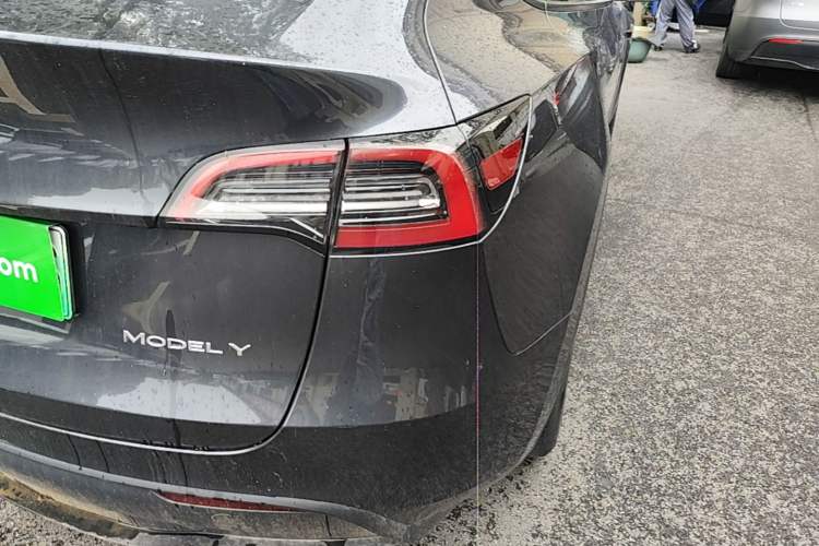 Used Tesla Model Y 2024 Long-Range All-Wheel-Drive Version Right Rear Taillight