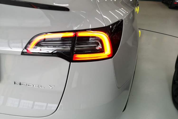 Used Tesla Model Y 2024 Rear-Wheel-Drive Version Right Rear Taillight