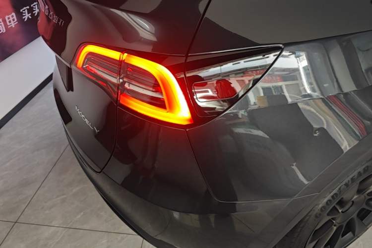 Used Tesla Model Y 2024 Long-Range All-Wheel-Drive Version Right Rear Taillight