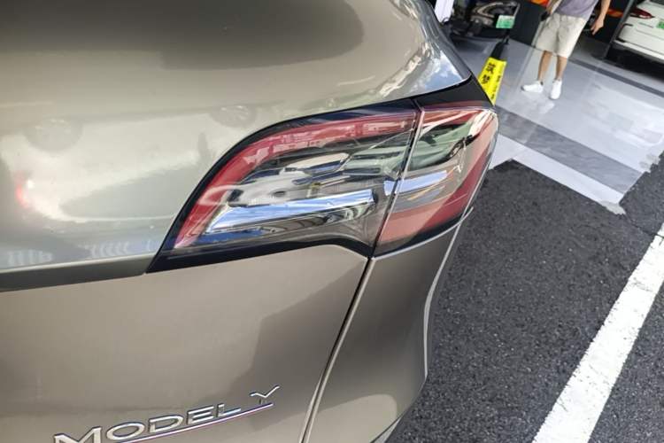 Used Tesla Model Y 2024 Long-Range All-Wheel-Drive Version Right Rear Taillight