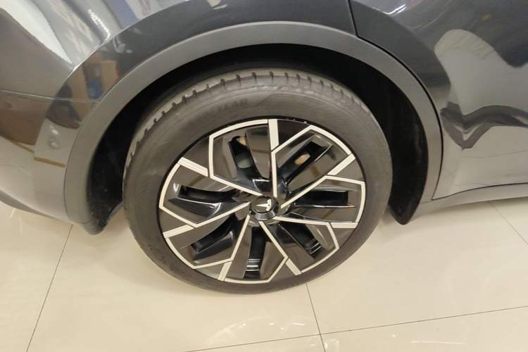 Used Tesla Model Y 2024 Rear-Wheel-Drive Version Right Rear Wheel Hub