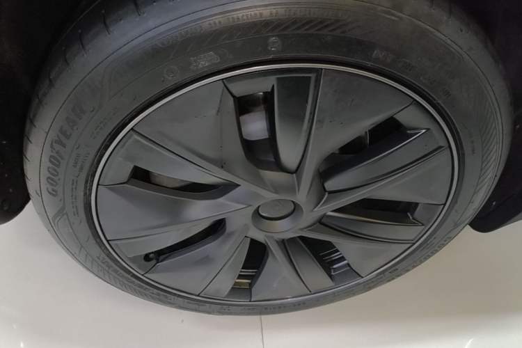 Used Tesla Model Y 2024 Rear-Wheel-Drive Version Right Rear Wheel Hub