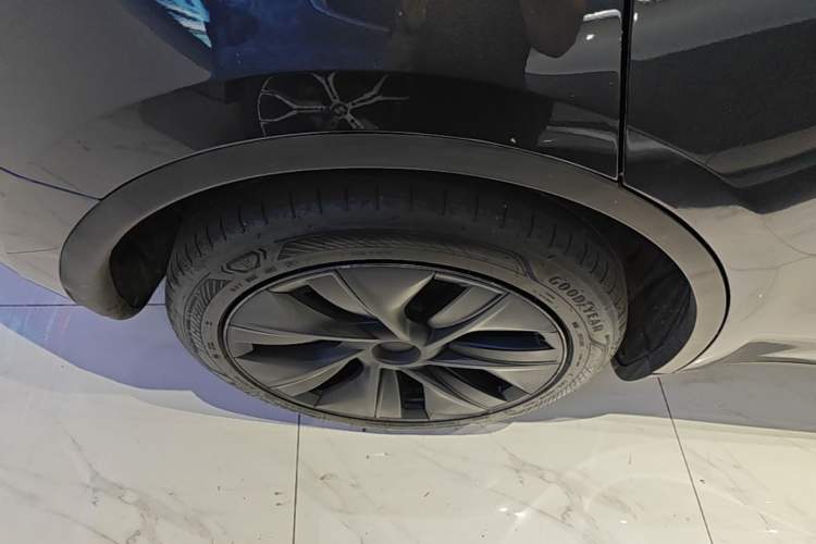 Used Tesla Model Y 2024 Rear-Wheel-Drive Version Right Rear Wheel Hub