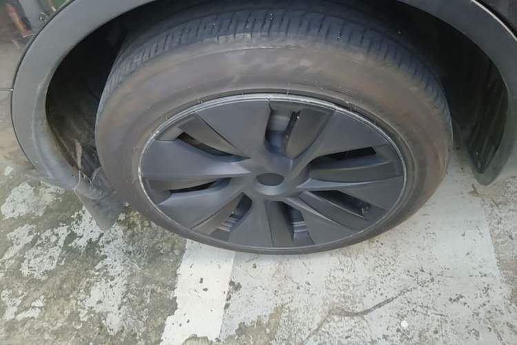 Used Tesla Model Y 2024 Long-Range All-Wheel-Drive Version Right Rear Wheel Hub