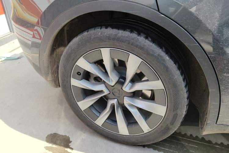Used Tesla Model Y 2024 Rear-Wheel-Drive Version Right Rear Wheel Hub