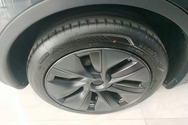 Used Tesla Model Y 2024 Rear-Wheel-Drive Version Right Rear Wheel Hub