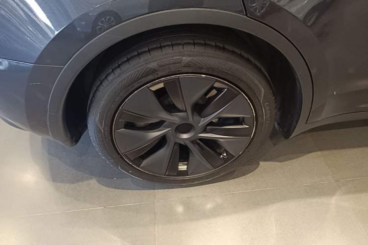 Used Tesla Model Y 2024 Rear-Wheel-Drive Version Right Rear Wheel Hub