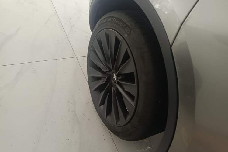 Used Tesla Model Y 2024 Long-Range All-Wheel-Drive Version Right Rear Wheel Hub