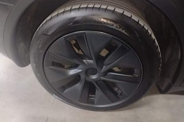 Used Tesla Model Y 2024 Long-Range All-Wheel-Drive Version Right Rear Wheel Hub