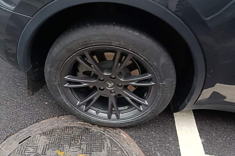 Used Tesla Model Y 2024 Long-Range All-Wheel-Drive Version Right Rear Wheel Hub