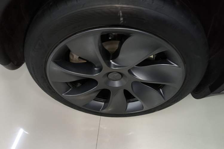 Used Tesla Model Y 2024 Rear-Wheel-Drive Version Right Rear Wheel Hub
