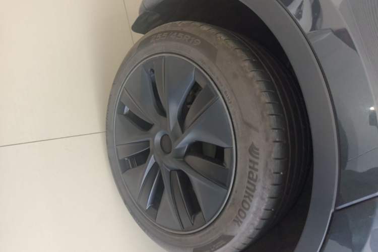 Used Tesla Model Y 2024 Long-Range All-Wheel-Drive Version Right Rear Wheel Hub