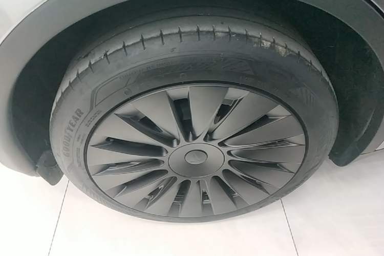 Used Tesla Model Y 2024 Rear-Wheel-Drive Version Right Rear Wheel Hub