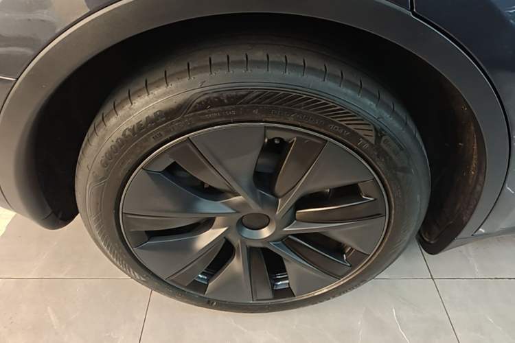 Used Tesla Model Y 2024 Rear-Wheel-Drive Version Right Rear Wheel Hub