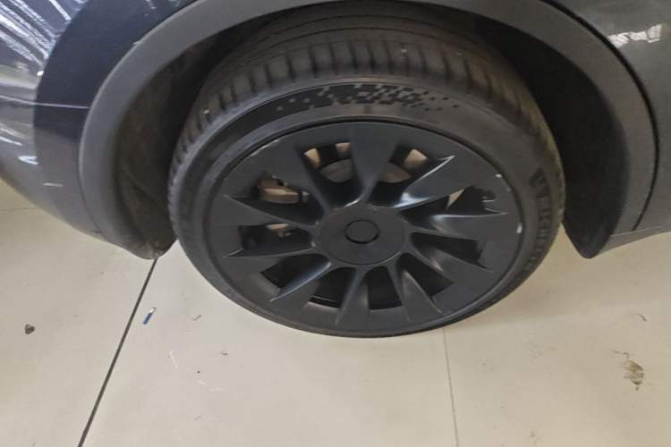 Used Tesla Model Y 2024 Long-Range All-Wheel-Drive Version Right Rear Wheel Hub