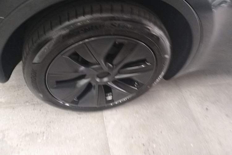Used Tesla Model Y 2024 Long-Range All-Wheel-Drive Version Right Rear Wheel Hub