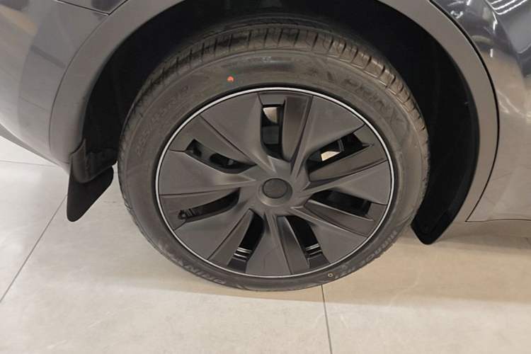 Used Tesla Model Y 2024 Long-Range All-Wheel-Drive Version Right Rear Wheel Hub
