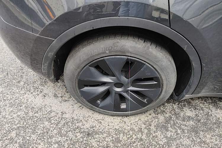 Used Tesla Model Y 2024 Long-Range All-Wheel-Drive Version Right Rear Wheel Hub