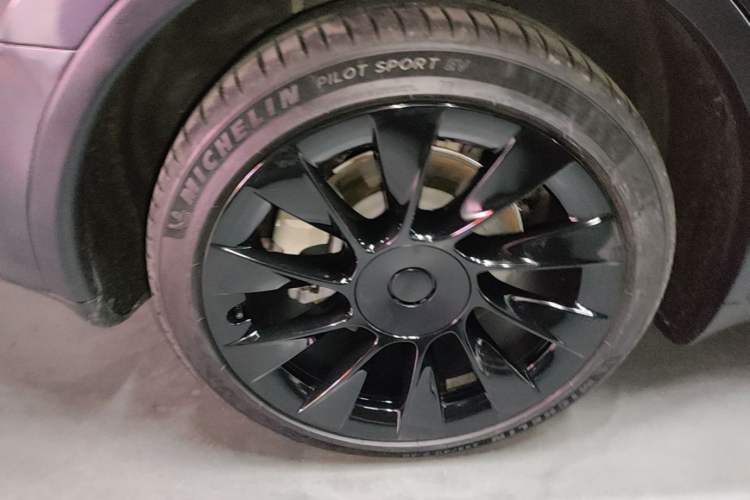 Used Tesla Model Y 2024 Long-Range All-Wheel-Drive Version Right Rear Wheel Hub
